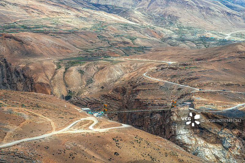 穿过景观的道路高角度视图图片素材