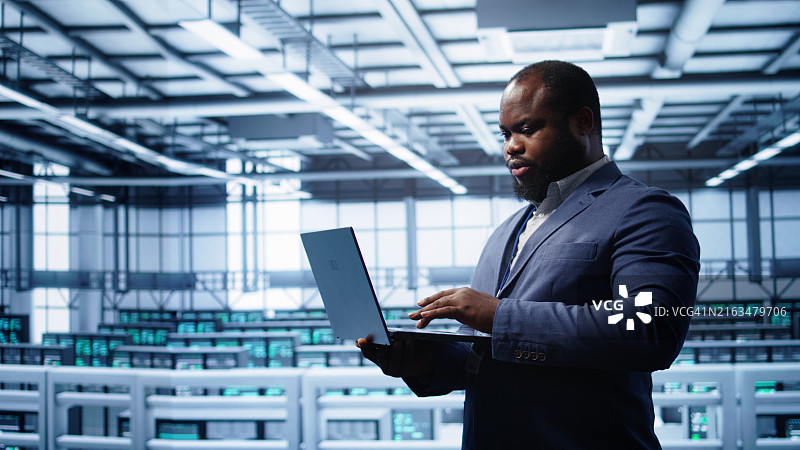 在服务器机房寻找网络问题的IT专业人员图片素材