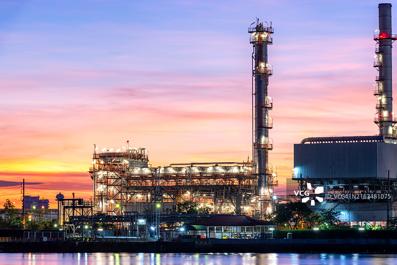 炼油厂、石油和天然气石化工业区鸟瞰，夜间炼油厂储油罐和管道，生态系统和健康环境概念图片素材