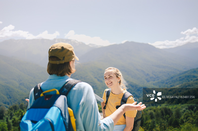 两个女人决定在夏天去登山图片素材