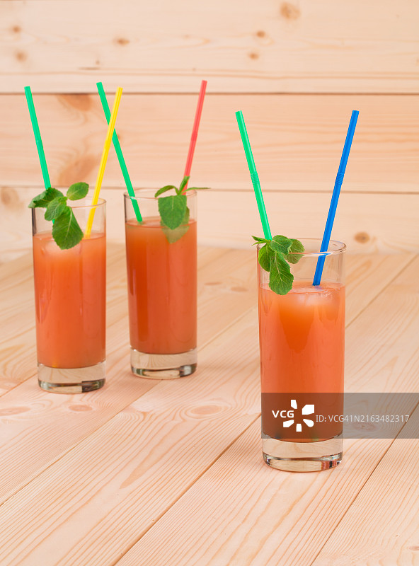 桌子上的饮料特写图片素材