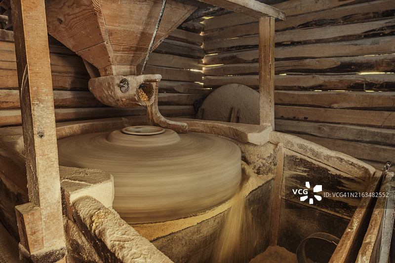 老式水力磨坊运作场景图片素材