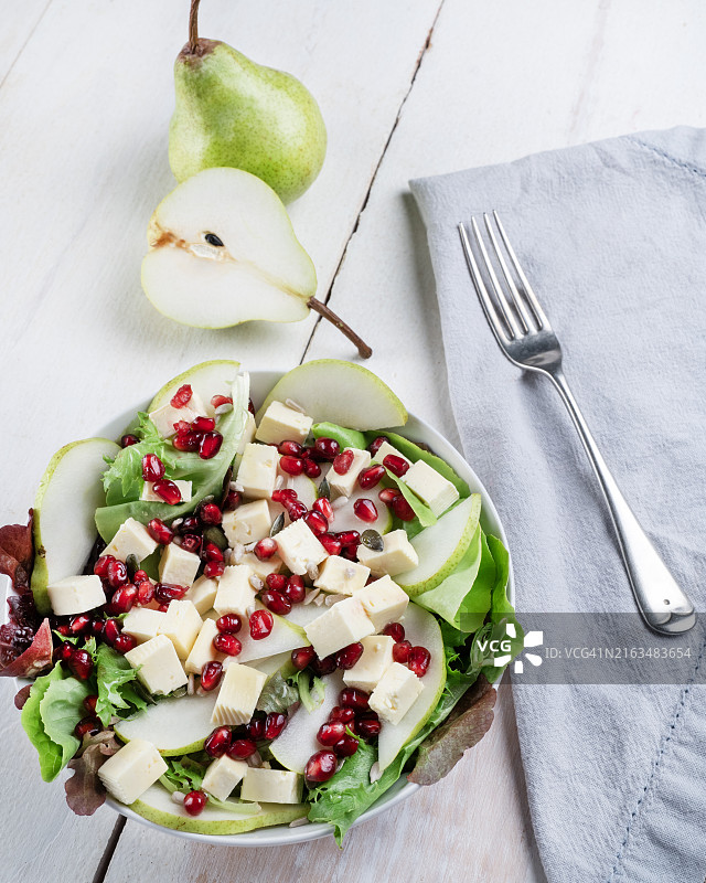 南非餐桌上碗中沙拉的高角度视图图片素材