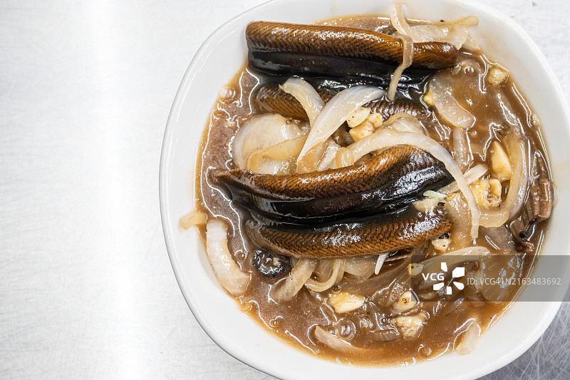 面条床上新鲜的烤鳗鱼图片素材