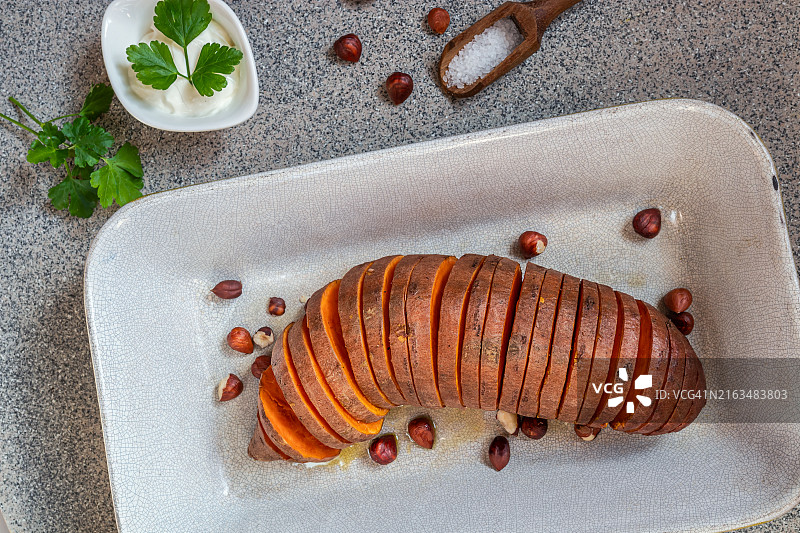 餐桌上食物的高角度视角图片素材