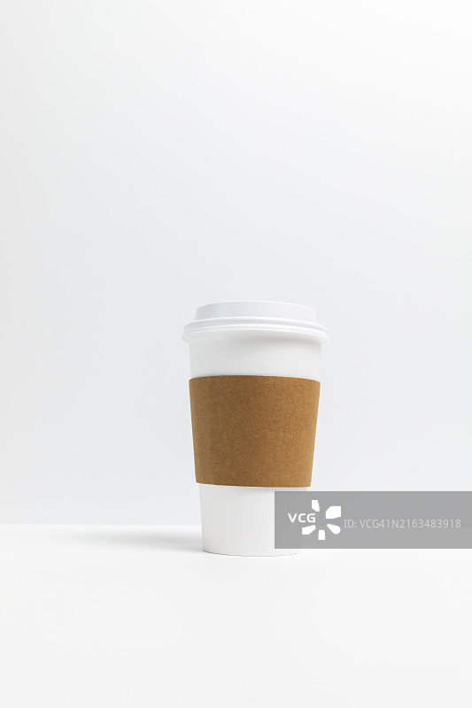 带白色盖子和瓦楞纸的纸质咖啡或茶杯图片素材