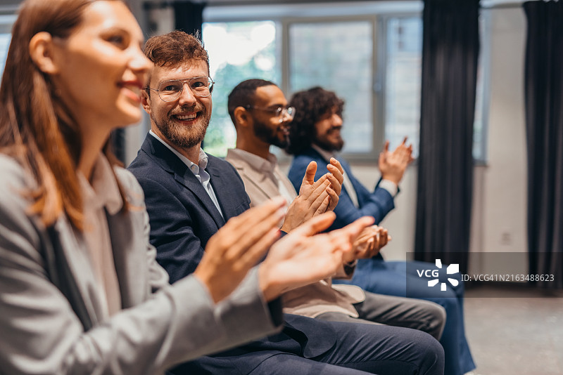 鼓掌的人群图片素材