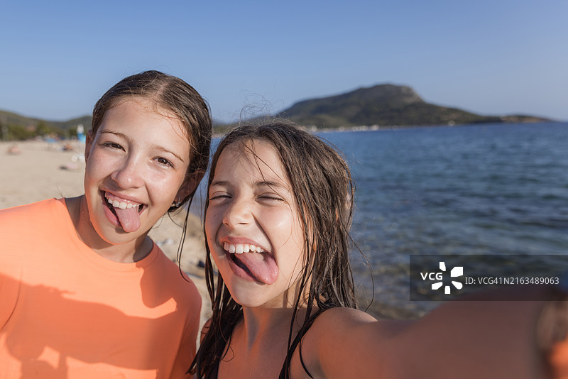 女孩们自拍时做鬼脸图片素材