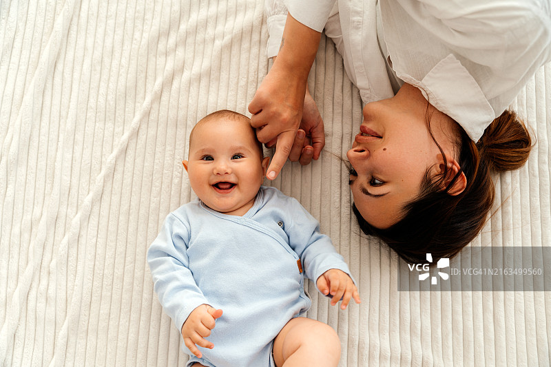 母亲在地板上和女婴亲热图片素材