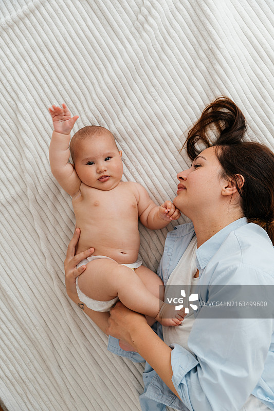 母亲在地板上和女婴亲热图片素材