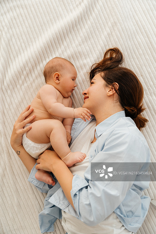 母亲在地板上和女婴亲热图片素材