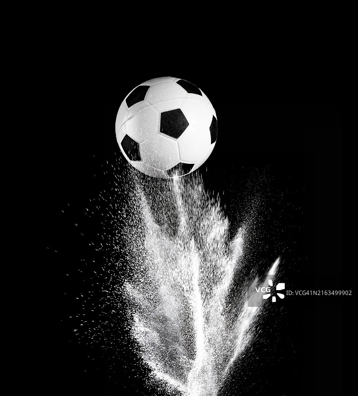足球撞击地面引起尘土飞扬图片素材