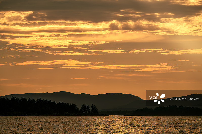 缅因州东北港附近的日落云彩图片素材