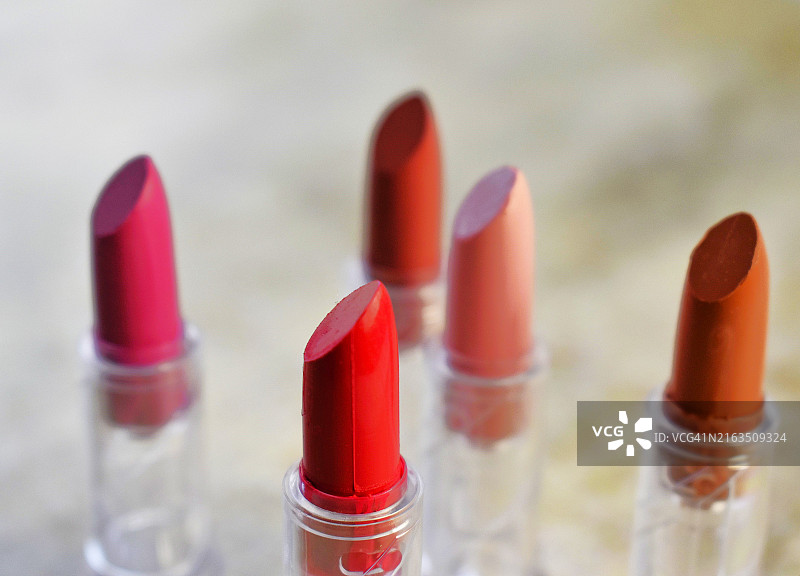 乡村背景上的各种口红图片素材