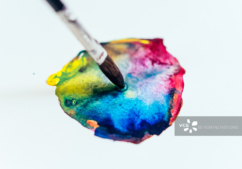 水彩笔混合红蓝黄色颜料图片素材