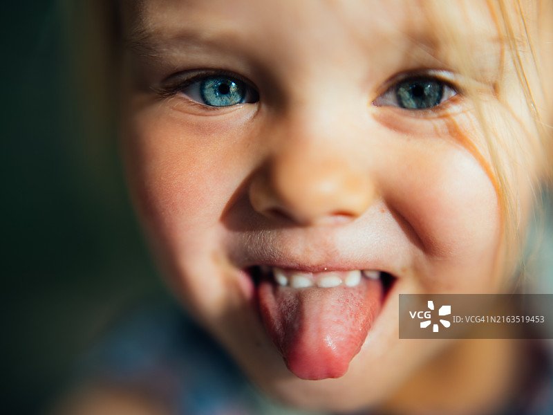 吐舌头的小孩有趣肖像图片素材