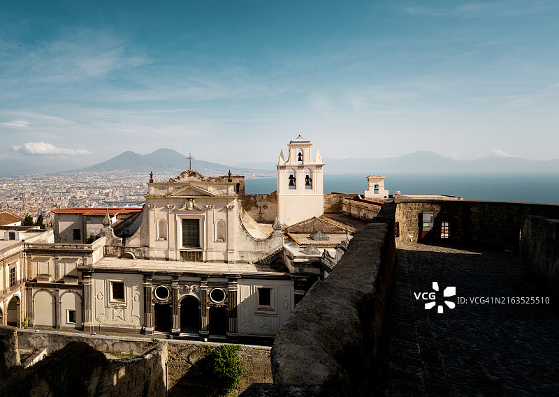 那不勒斯圣马蒂诺修道院全景，位于沃梅罗山上，可俯瞰那不勒斯老城区、那不勒斯湾和维苏威火山图片素材