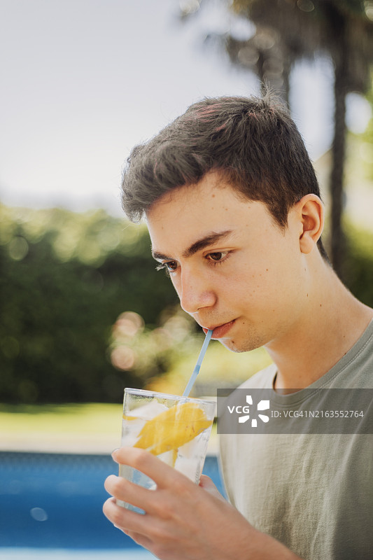 年轻男人正在喝清凉的柠檬汁图片素材