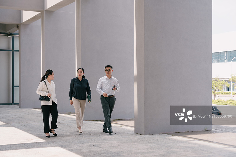 在路上交谈的三位商人图片素材