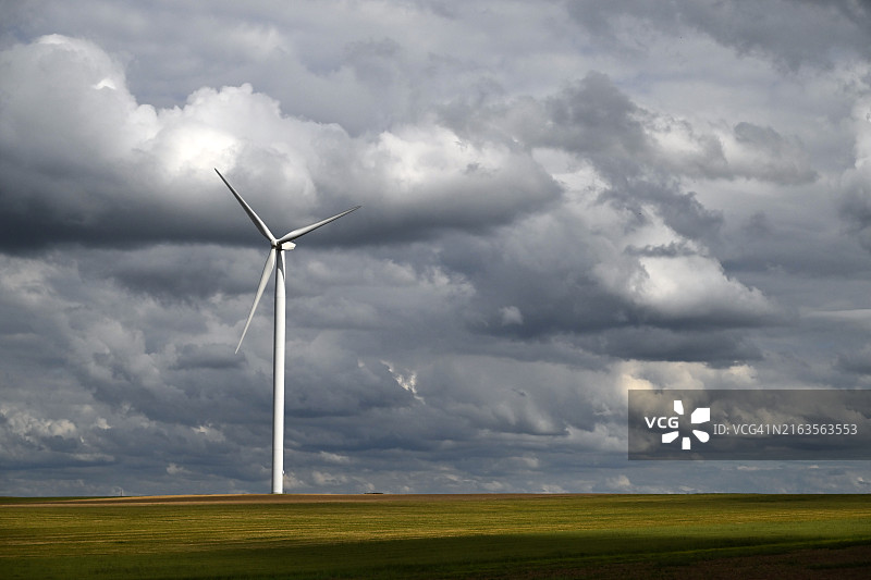里尔附近田野里的风力涡轮机图片素材