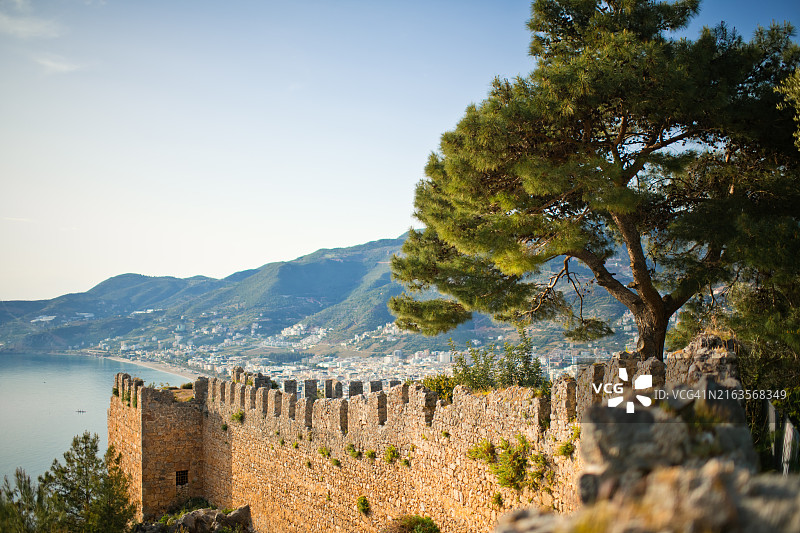 土耳其阿拉尼亚城堡的美丽海景、山景和防御墙图片素材