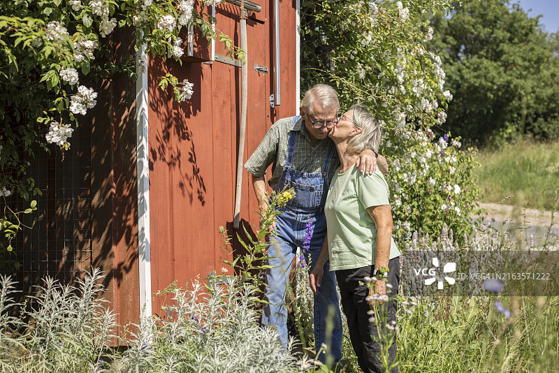 高年级情侣在花园小屋图片素材
