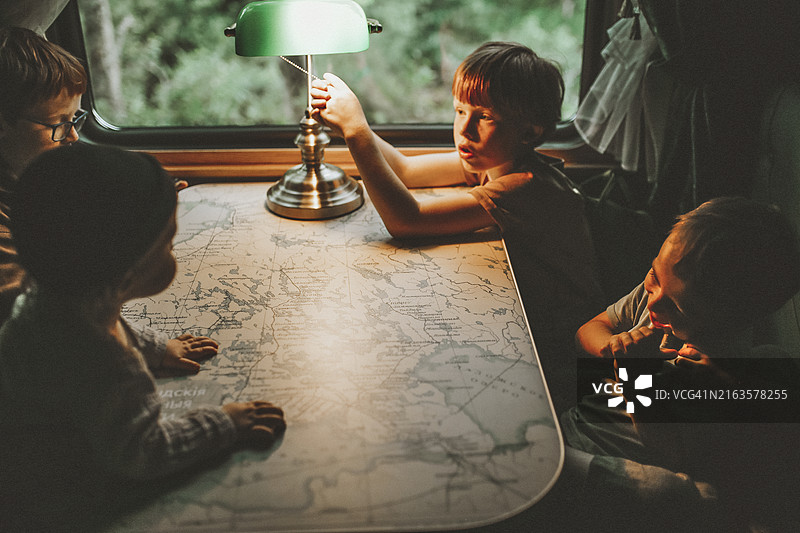 孩子们坐在火车车厢里图片素材