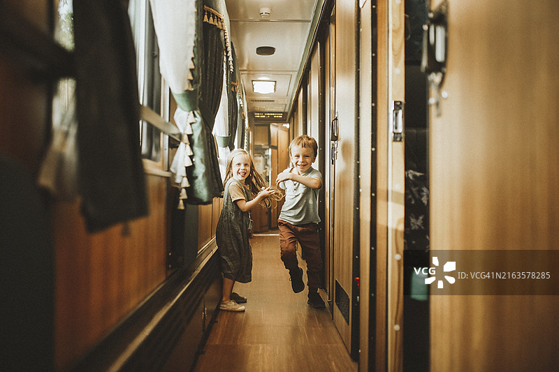 在火车上奔跑的男孩和女孩图片素材