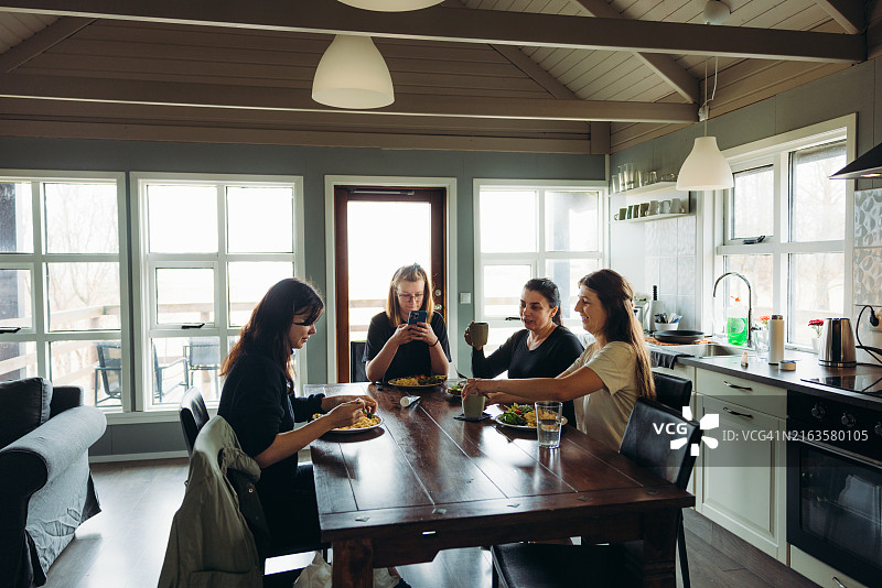 家人在乡村的乡村厨房享用早餐图片素材