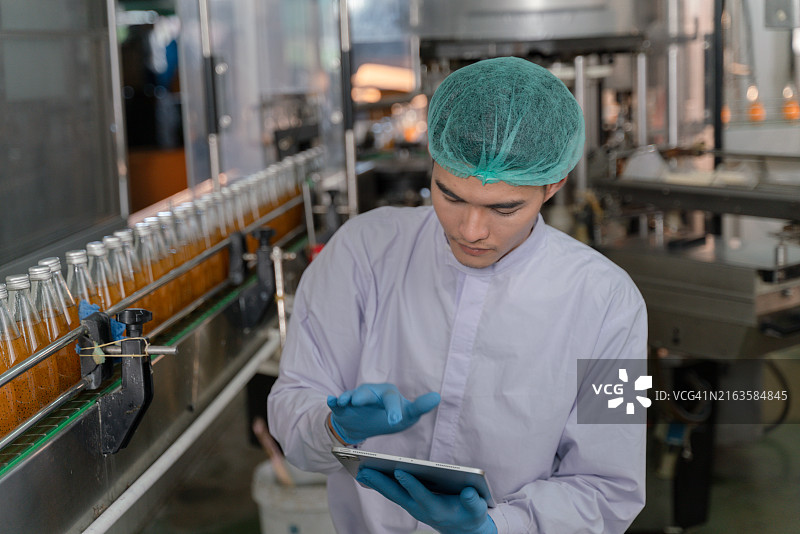 戴着绿帽子的男人图片素材