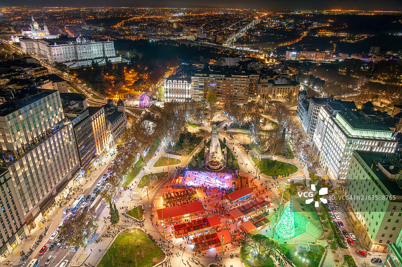 西班牙马德里西班牙广场圣诞灯饰和夜市图片素材