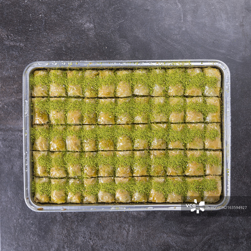 托盘上的方形开心果果仁蜜饼图片素材