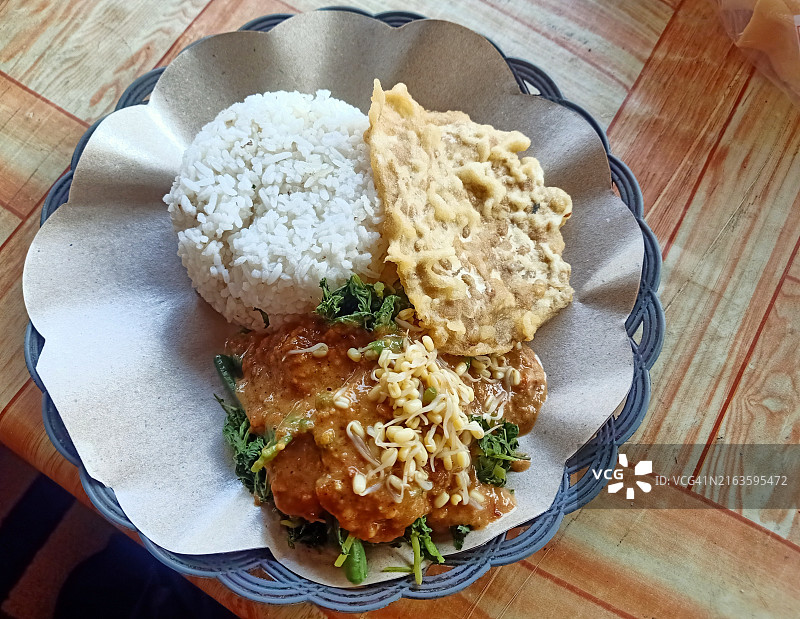 纸盘装的印尼花生酱饭特写图片素材