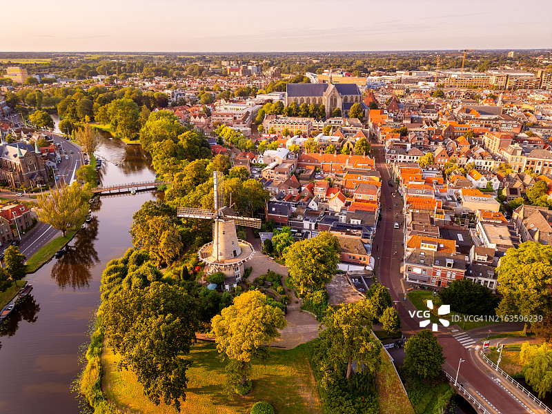 荷兰阿尔克马尔市中心风车夏季傍晚航拍景色图片素材