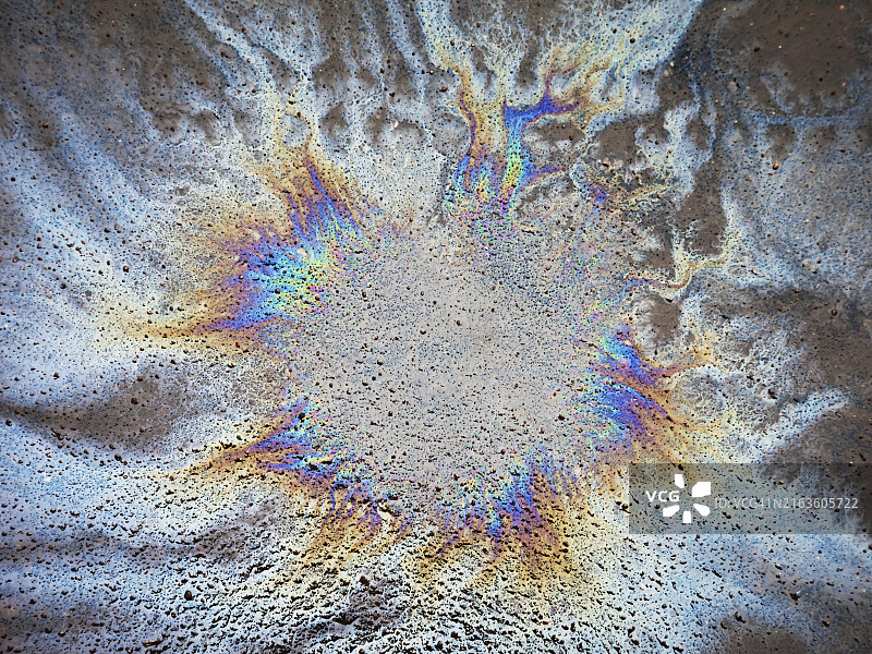 油污泄漏造成水污染图片素材