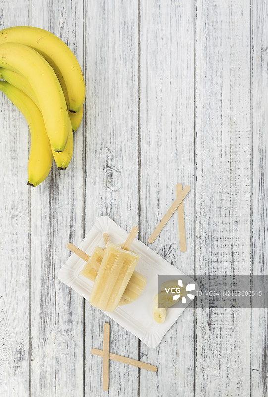 复古背景上的香蕉冰棒特写图片素材