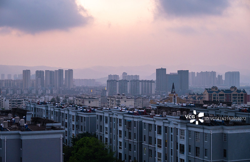楚雄城市日出景观：云南省楚雄彝族自治州首府图片素材