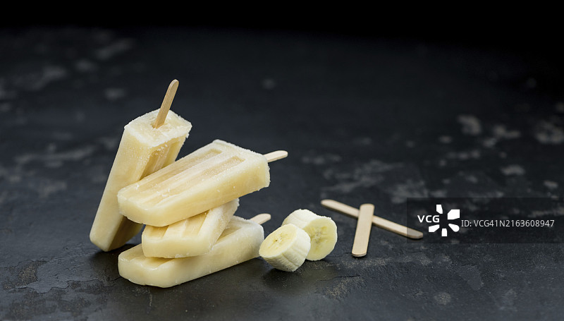 复古背景上的香蕉冰棒（特写镜头，选择性聚焦）图片素材