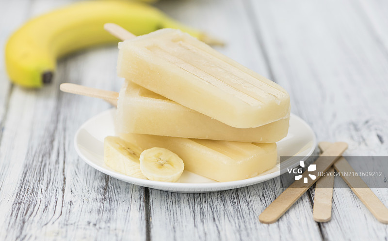 香蕉冰棒（木质背景上的特写镜头）图片素材