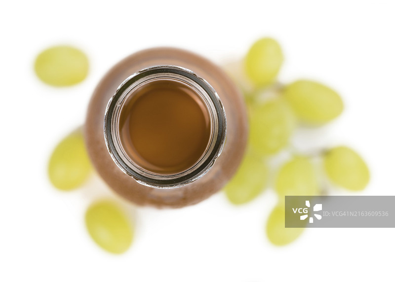 白色背景下的葡萄汁（选择性焦点）图片素材