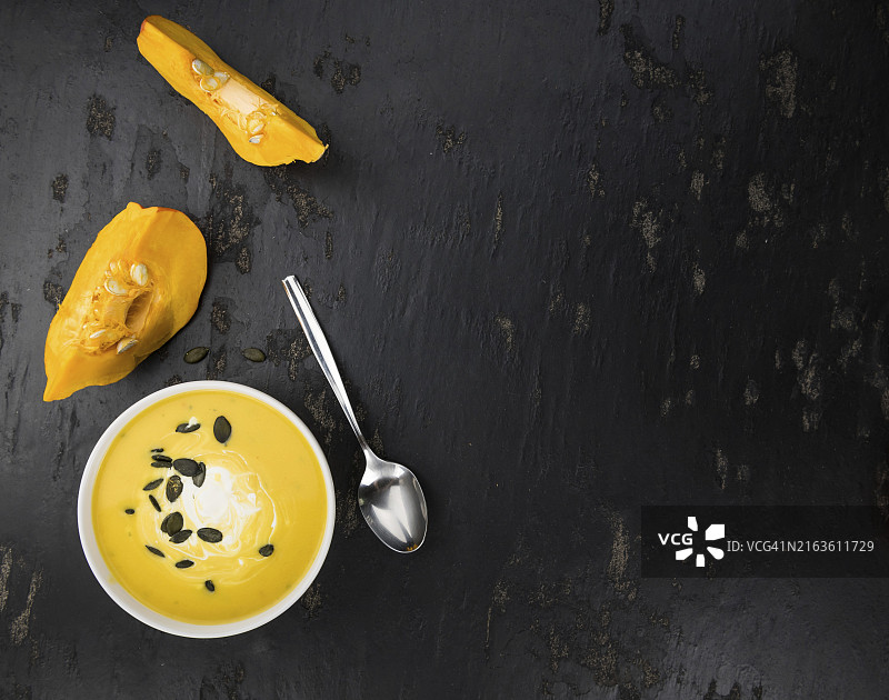 复古背景上的新鲜南瓜汤（特写镜头）（选择性聚焦）图片素材