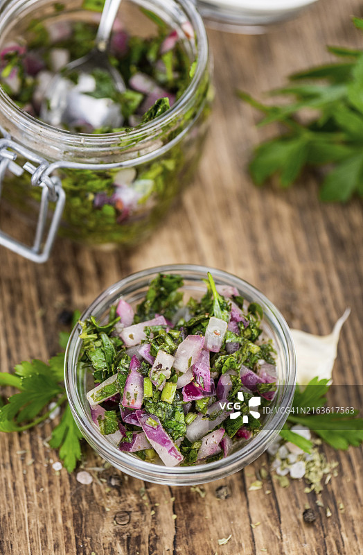 老木桌上的新鲜阿根廷香辣酱（特写，选择性对焦）图片素材