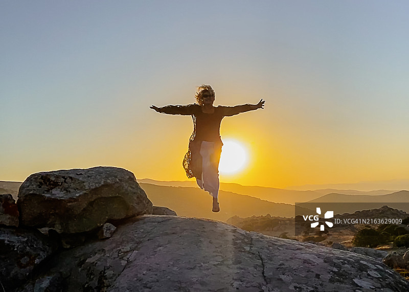 日落跳跃图片素材