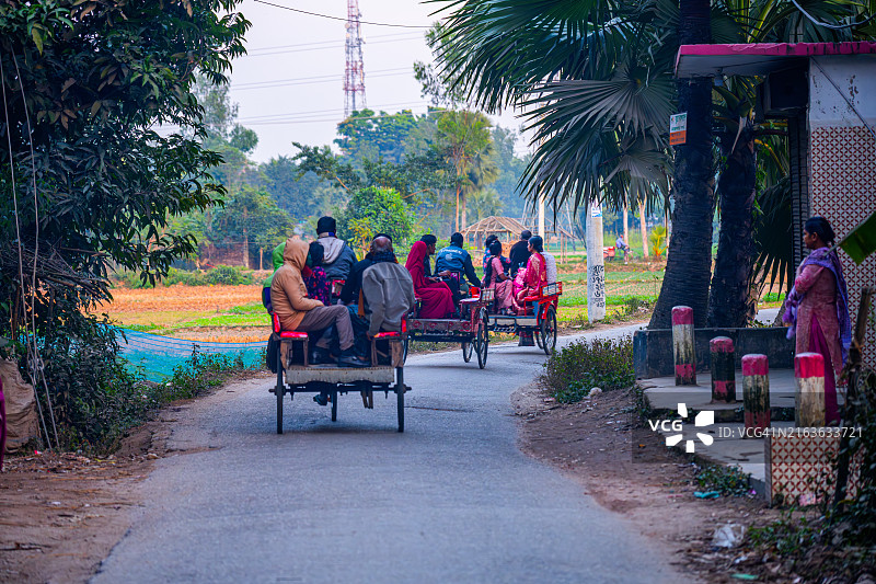 孟加拉国博格拉的乡村人力车通勤者图片素材