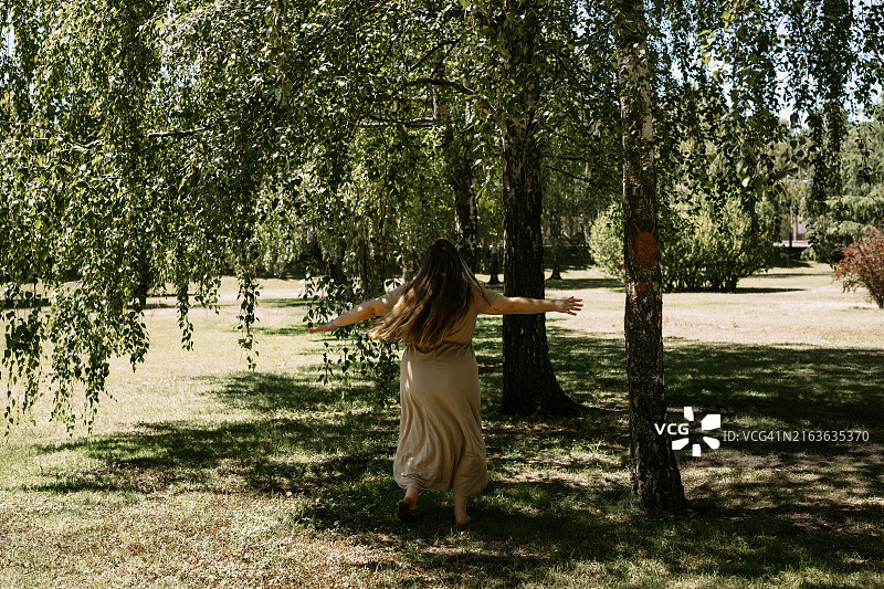 女人在自然中享受自由图片素材