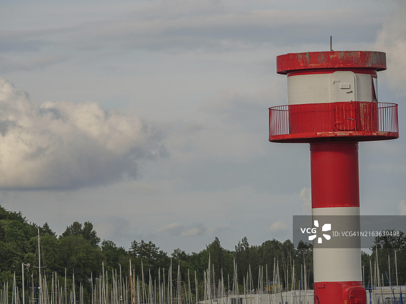 德国石荷州埃克尔恩弗尔德港口背景下的红白灯塔图片素材
