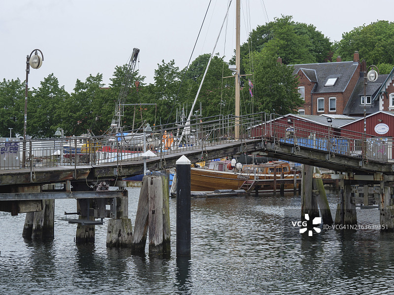 德国埃克尔恩弗尔德港口码头、船只和周边建筑图片素材