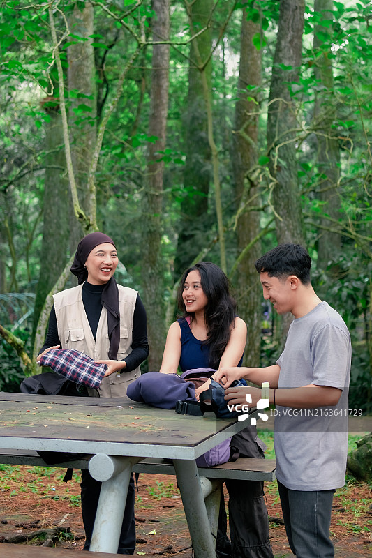 青年人在城市森林徒步旅行前准备图片素材