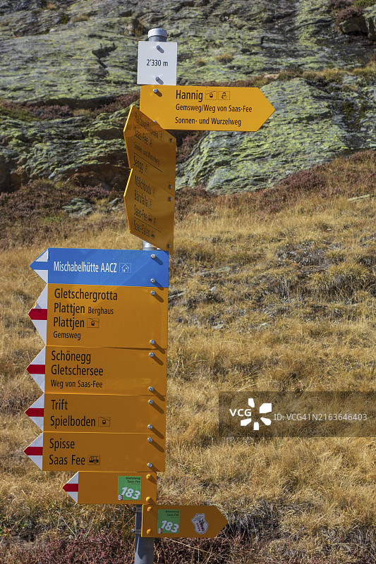 瑞士萨斯费阿尔卑斯山秋季徒步路线指示牌图片素材