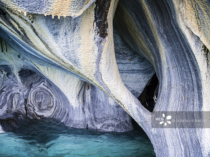 智利巴塔哥尼亚艾森地区，宁静港附近的白色大理石洞穴内部，观光船正在探索图片素材